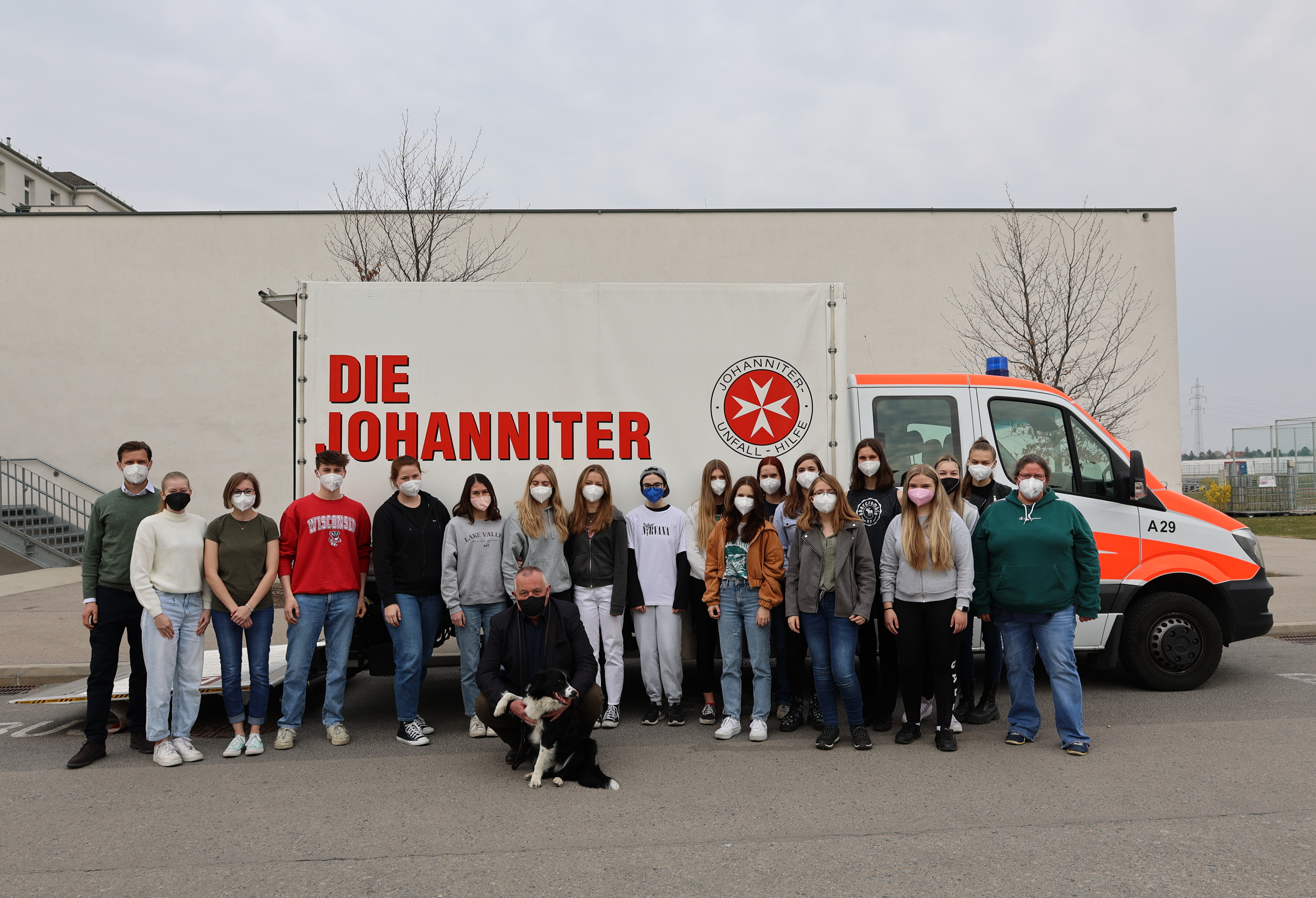 Einsatz für Notleidende / Neulandschule/wertvoll und tatkräftiger Einsatz für die Ukraine Kinder vor Samariter Lastwagen